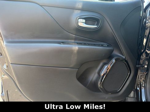 Used 2017 Jeep Renegade Altitude AWD/4WD image 14