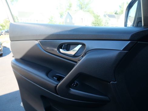 Used 2018 Nissan Rogue SV AWD/4WD image 15