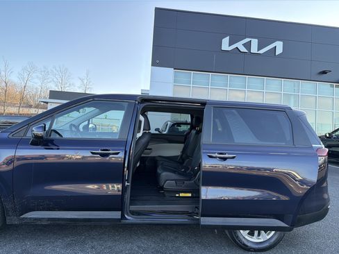 Used 2023 Kia Carnival LX image 26