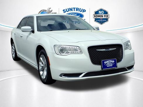 Used 2023 Chrysler 300 Touring RWD image 2