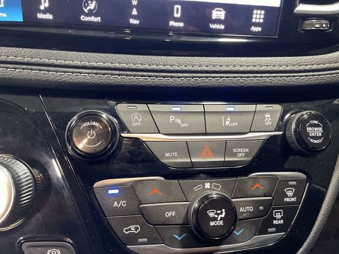 Used 2026 Chrysler Pacifica Limited FWD image 28