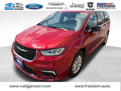 Used 2025 Chrysler Pacifica Select