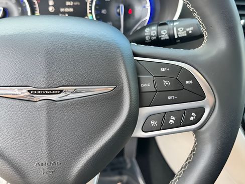 Used 2023 Chrysler Pacifica Touring-L FWD image 17