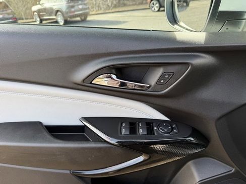 Used 2025 Chevrolet Trax LT w/ LT Convenience Package image 15