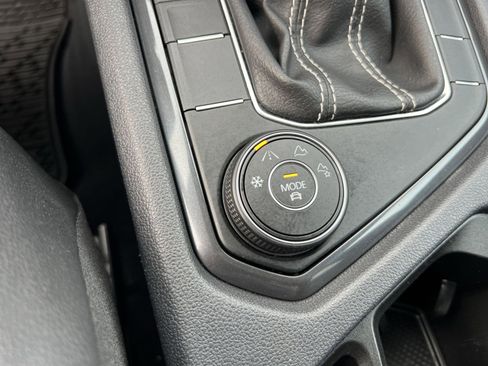 Used 2022 Volkswagen Tiguan SE w/ Panoramic Sunroof Package image 32