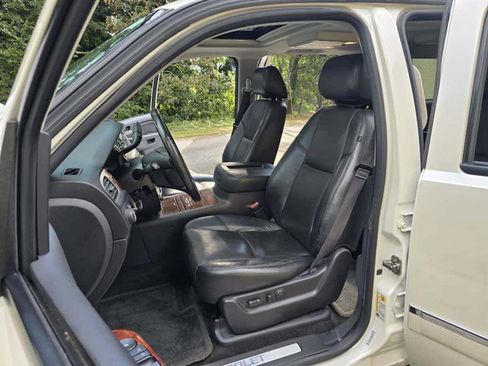 Used 2014 Chevrolet Suburban LTZ image 5