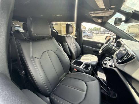 Used 2025 Chrysler Voyager LX FWD image 30