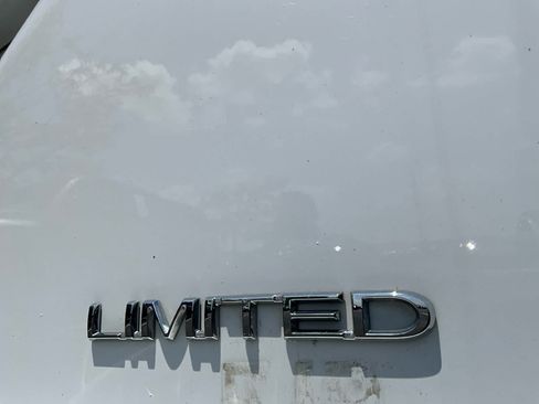 Used 2018 Chrysler Pacifica Limited FWD image 18