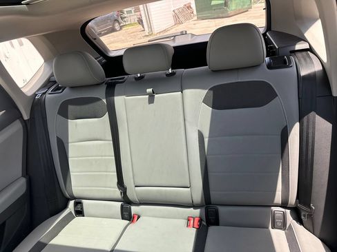 Used 2023 Volkswagen Taos SE w/ Panoramic Sunroof Package FWD image 20