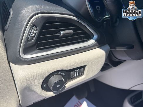 Used 2023 Chrysler Pacifica Touring-L FWD image 15