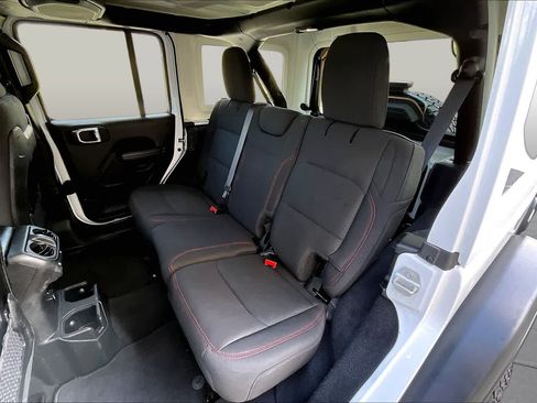 Used 2022 Jeep Wrangler Unlimited Rubicon w/ Cold Weather Group AWD/4WD image 20