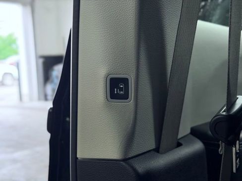 Used 2023 Chrysler Pacifica Touring-L FWD image 27