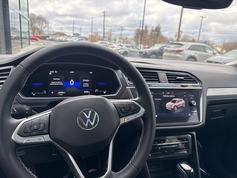 Used 2022 Volkswagen Tiguan SE image 21