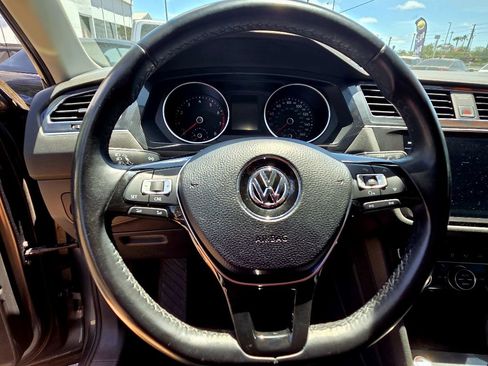 Used 2018 Volkswagen Tiguan SE FWD image 11