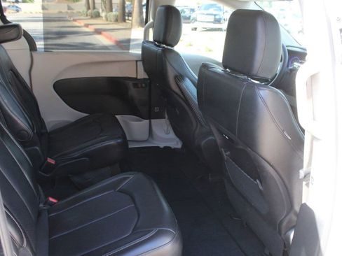 Used 2024 Chrysler Pacifica Touring-L FWD image 15