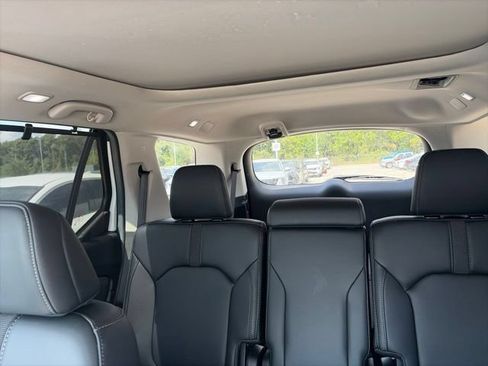 Used 2025 Honda Pilot Touring image 13