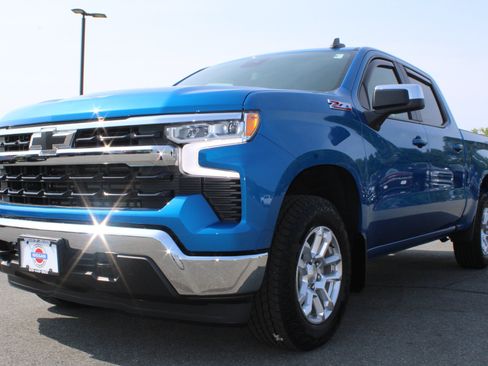 Used 2023 Chevrolet Silverado 1500 LT w/ Z71 Off-Road Package AWD/4WD image 1