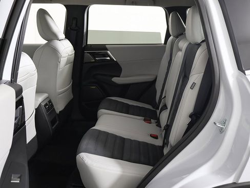 New 2025 Mitsubishi Outlander SE image 31