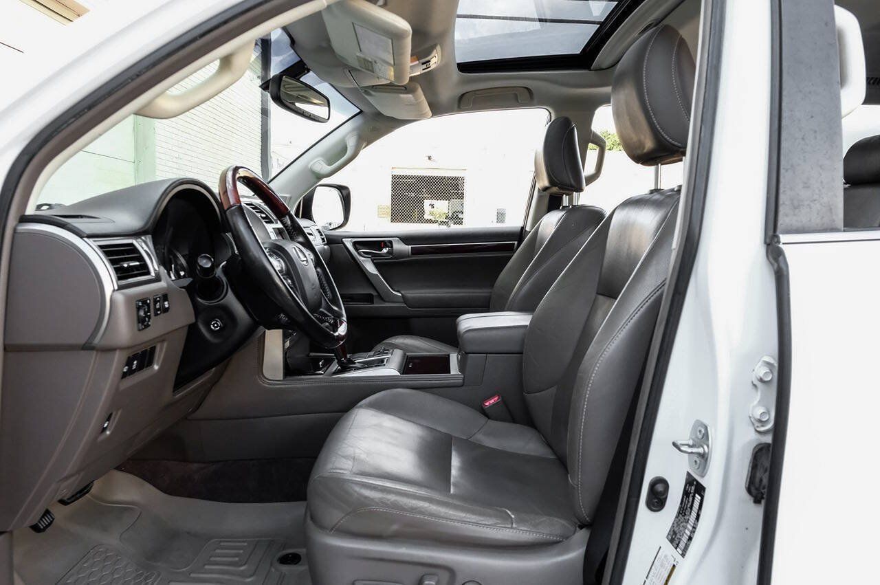 Used 2017 Lexus GX 460 Premium w/ Premium Package AWD/4WD image 4