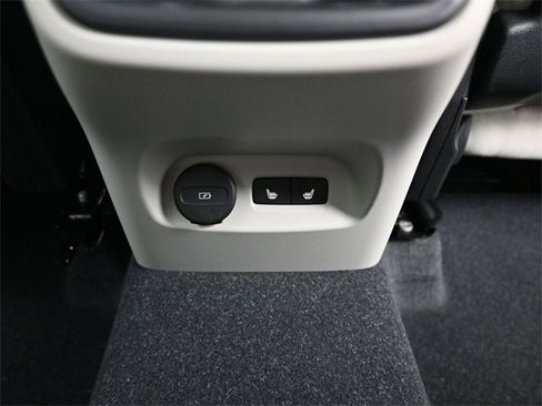 Used 2023 Volvo XC40 B5 Plus w/ Protection Package Premier image 32