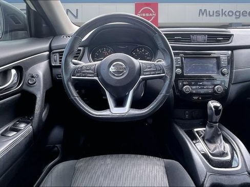 Used 2017 Nissan Rogue SV FWD image 8