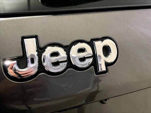 Used 2019 Jeep Cherokee Limited AWD/4WD image 32