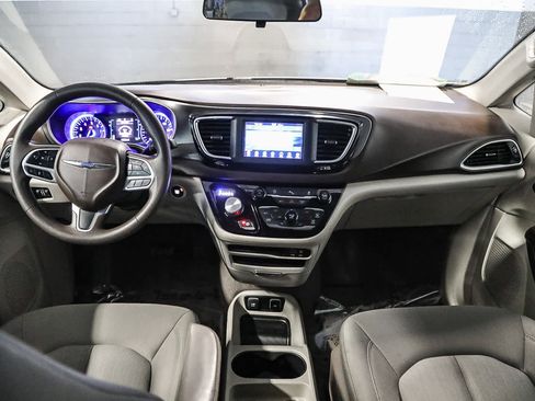 Used 2019 Chrysler Pacifica Touring image 12