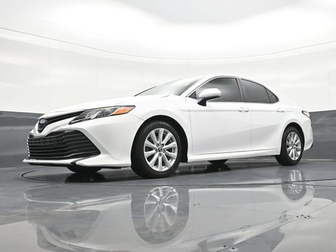 Used 2019 Toyota Camry LE FWD image 23