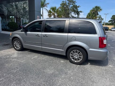 Used 2013 Chrysler Town & Country Touring-L w/ Driver Convenience Group FWD image 4