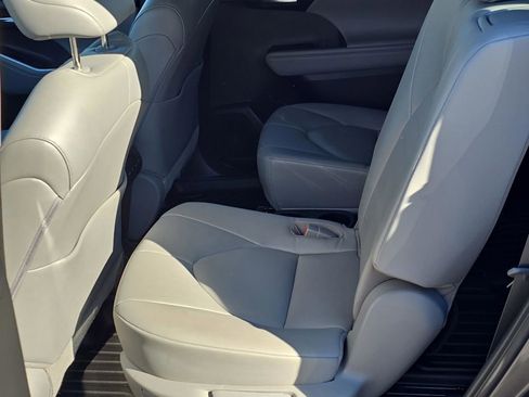 Used 2021 Toyota Highlander XLE image 18