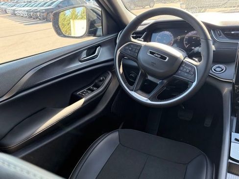 New 2025 Jeep Grand Cherokee Altitude image 31