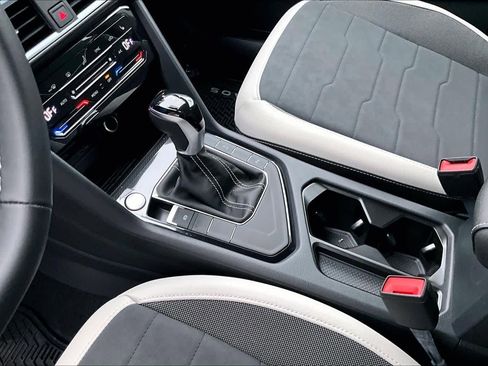 New 2026 Volkswagen Taos SE FWD image 7