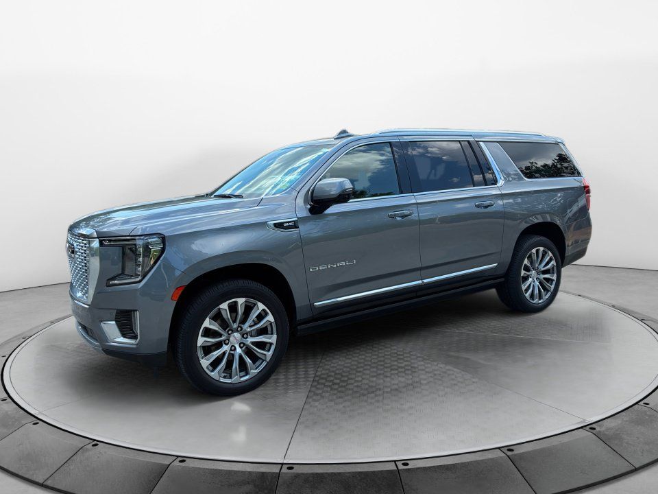 Used 2021 GMC Yukon XL Denali w/ Denali Premium Package AWD/4WD image 3
