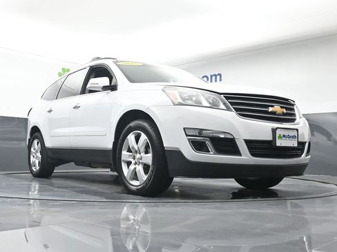 Used 2017 Chevrolet Traverse LT w/ Style and Technology Package image 26