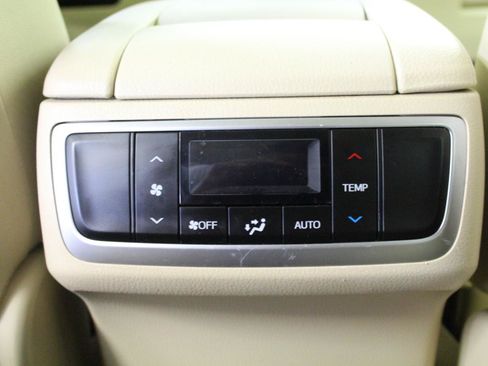 Used 2019 Toyota Highlander XLE AWD/4WD image 24