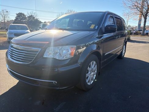 Used 2014 Chrysler Town & Country Touring image 7