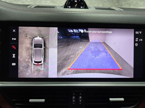 Used 2022 Porsche Cayenne Platinum Edition image 25