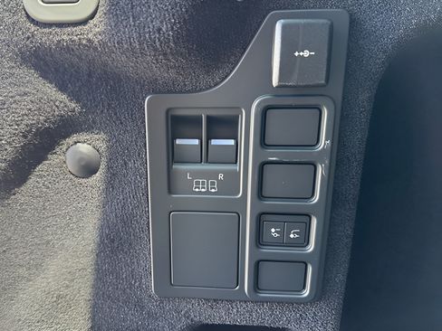 Certified 2025 Land Rover Discovery S AWD/4WD image 36