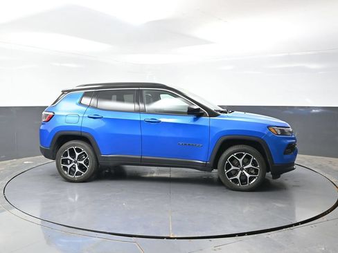 Used 2025 Jeep Compass Limited AWD/4WD image 4