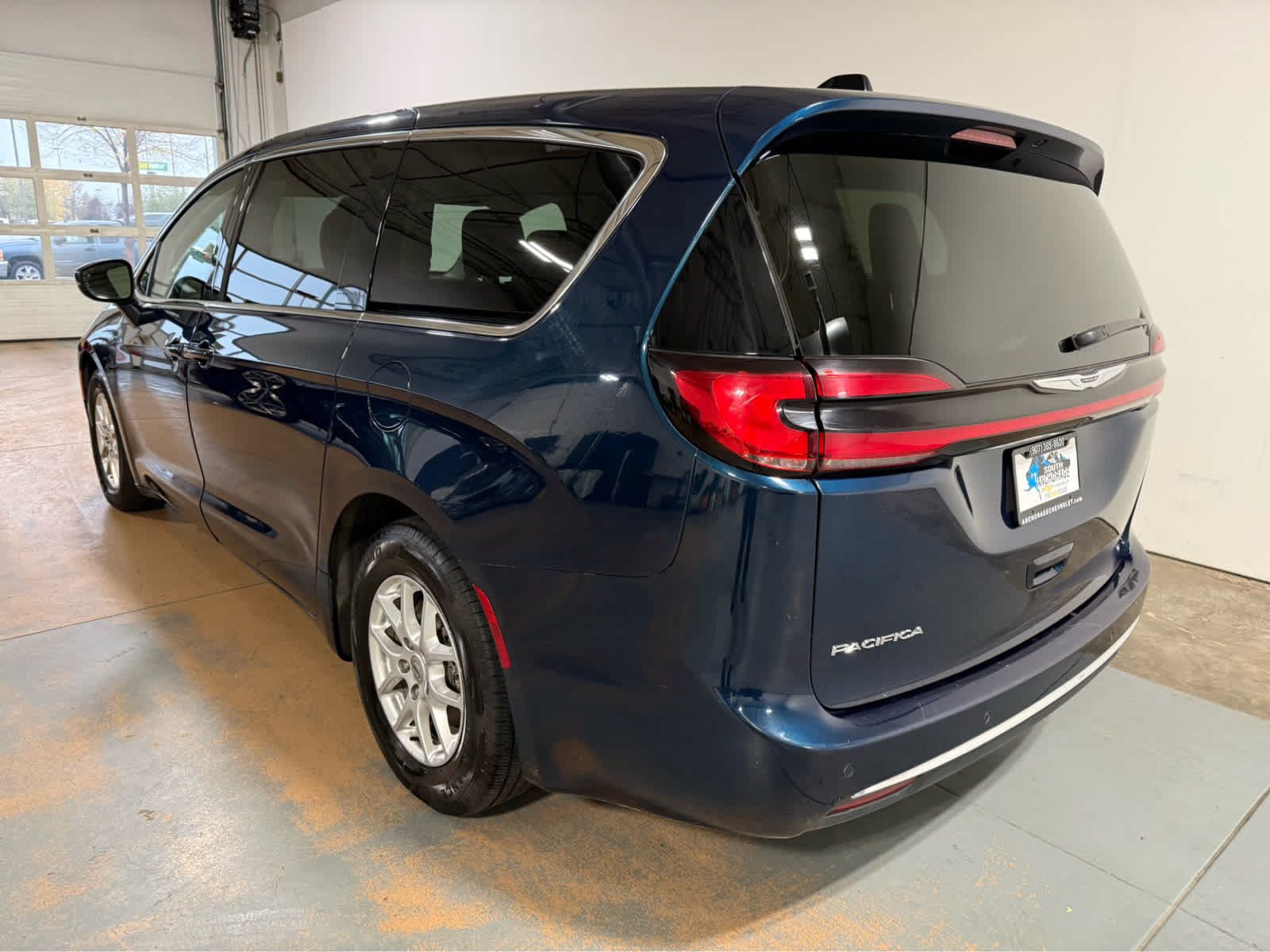 Used 2023 Chrysler Pacifica Touring-L FWD image 3