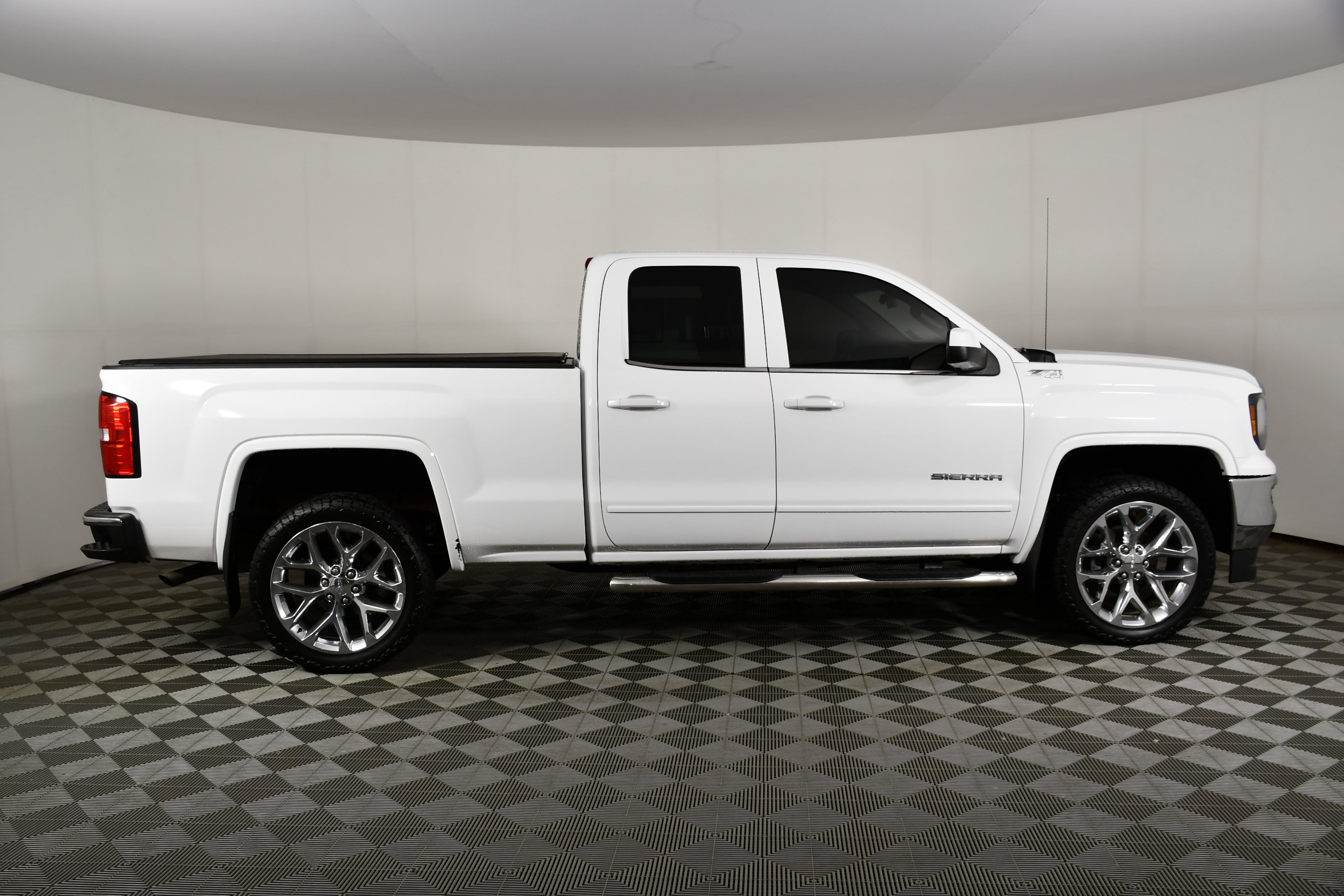 Used 2018 GMC Sierra 1500 SLE w/ SLE Value Package AWD/4WD image 5