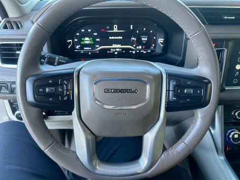 Used 2022 GMC Yukon Denali w/ Denali Premium Package image 19