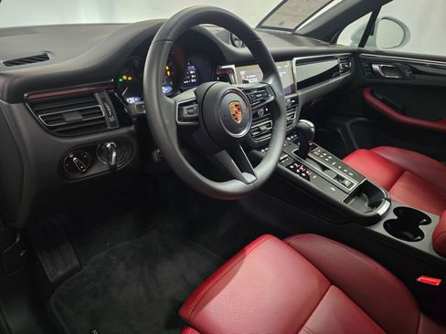 Certified 2025 Porsche Macan image 4