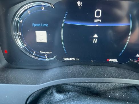 Used 2017 Cadillac Escalade ESV Platinum AWD/4WD image 26