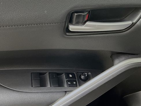 Used 2024 Toyota Corolla Cross XLE FWD image 17