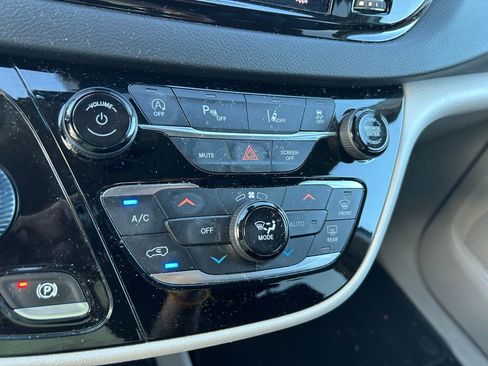 Used 2022 Chrysler Pacifica Touring-L image 28