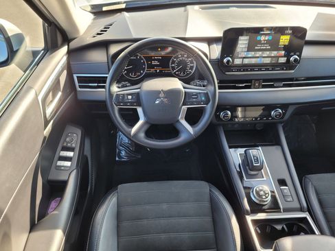 Used 2024 Mitsubishi Outlander SE image 11