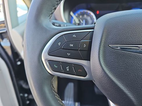 Used 2024 Chrysler Pacifica Touring-L image 18