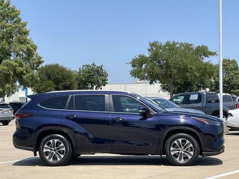 Used 2024 Toyota Highlander XLE FWD image 3
