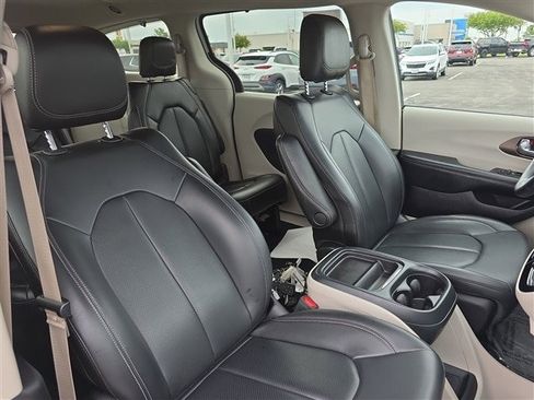 Used 2021 Chrysler Voyager Lxi image 24